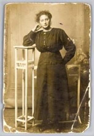 Cato Dormits-de Winter

1896-1942